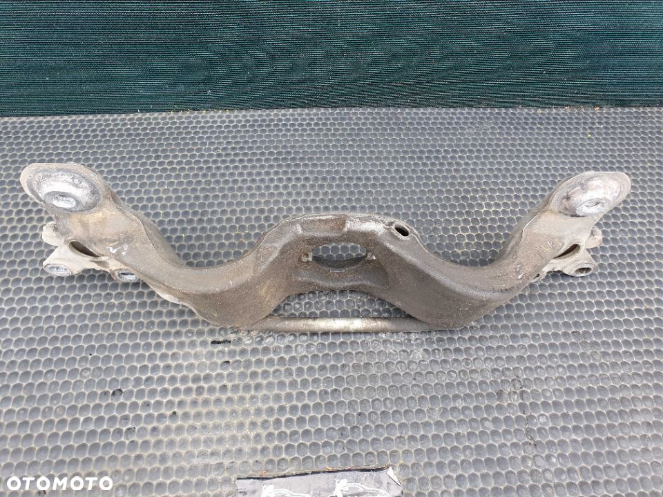 Łapa Wspornik 8E0399263S Poduszka Podpora Belka Skrzyni Skrzynia Biegów Audi A4 B6 B7 - 7