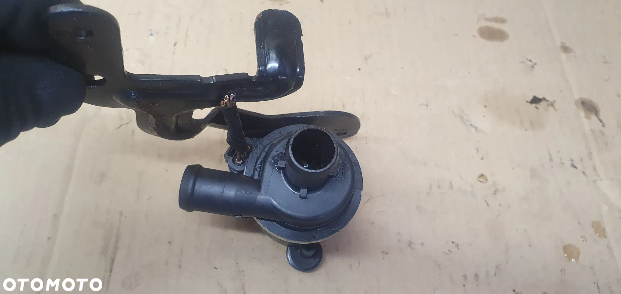 Dodatkowa pompka obiegu wody elektrozawór VW Audi Skoda Seat 1.6 TDI 6R0965561A - 3