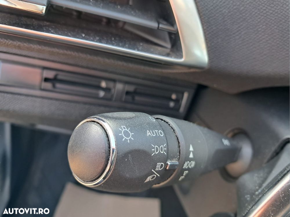 Peugeot 3008 1.6 PureTech Turbo S&S EAT8 Allure - 13