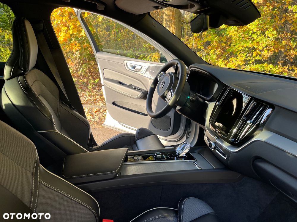 Volvo XC 60 B4 B Plus Dark - 23