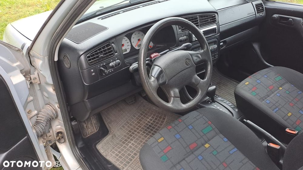 Volkswagen Golf 1.6 Comfortline - 18