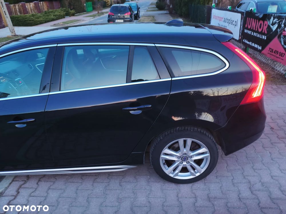 Volvo V60 D6 AWD Plug-in Hybrid R-Design Momentum - 27