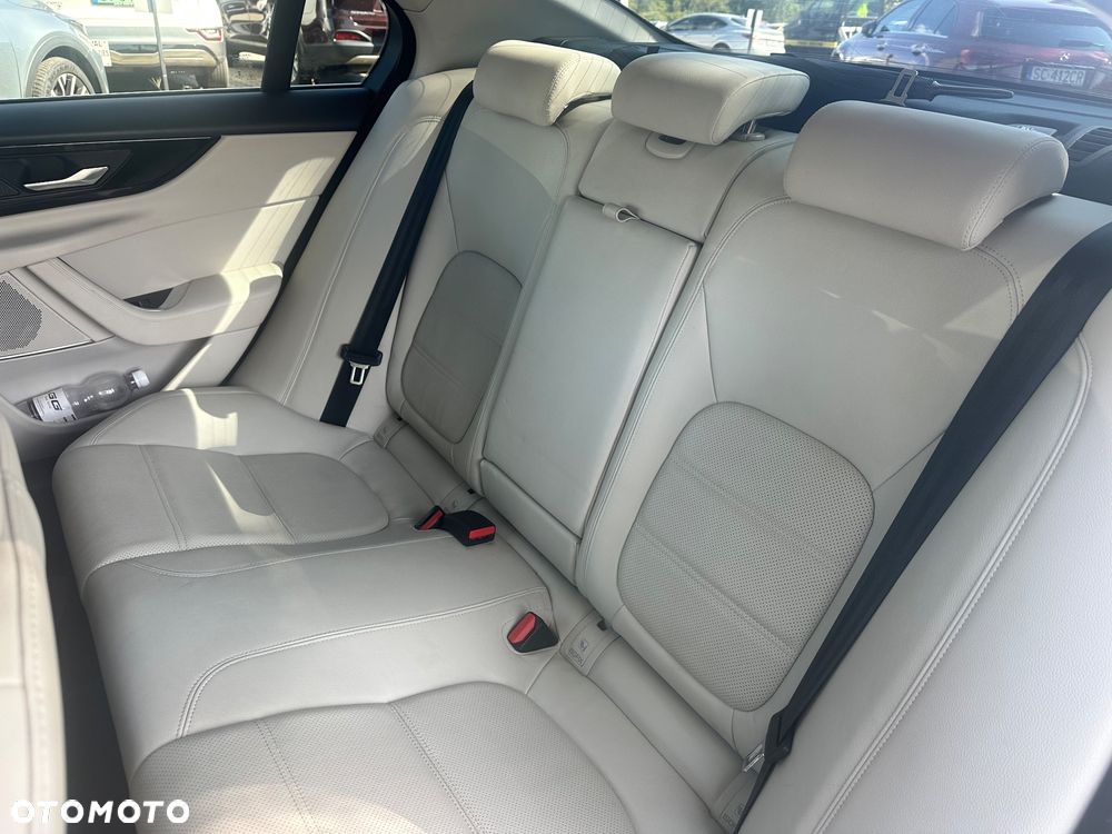 Jaguar XE 2.0 D180 R-Dynamic S - 37
