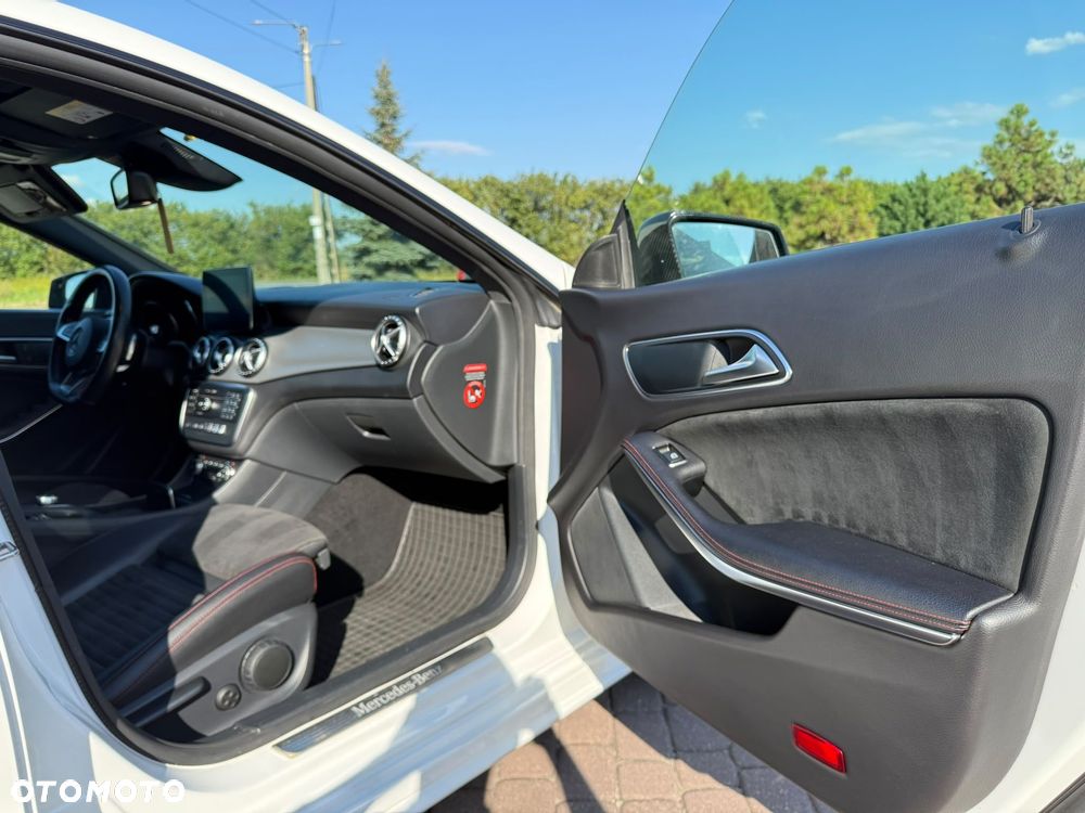 Mercedes-Benz CLA 250 4-Matic AMG Line 7G-DCT - 12