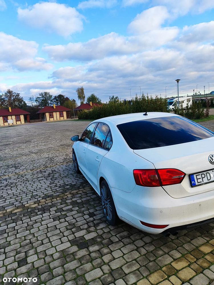 Volkswagen Jetta 2.0 TDI Highline DSG - 5