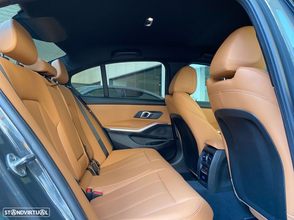 BMW 330 e Pack Desportivo M Auto - 18