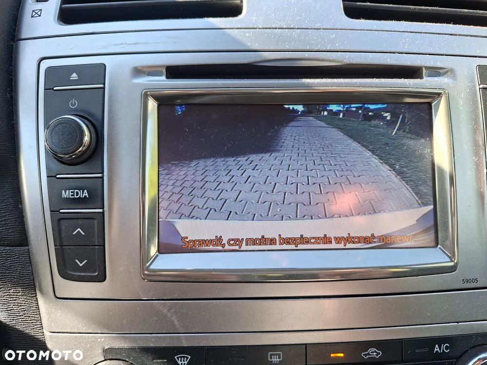 Toyota Avensis 2.0 Style - 25