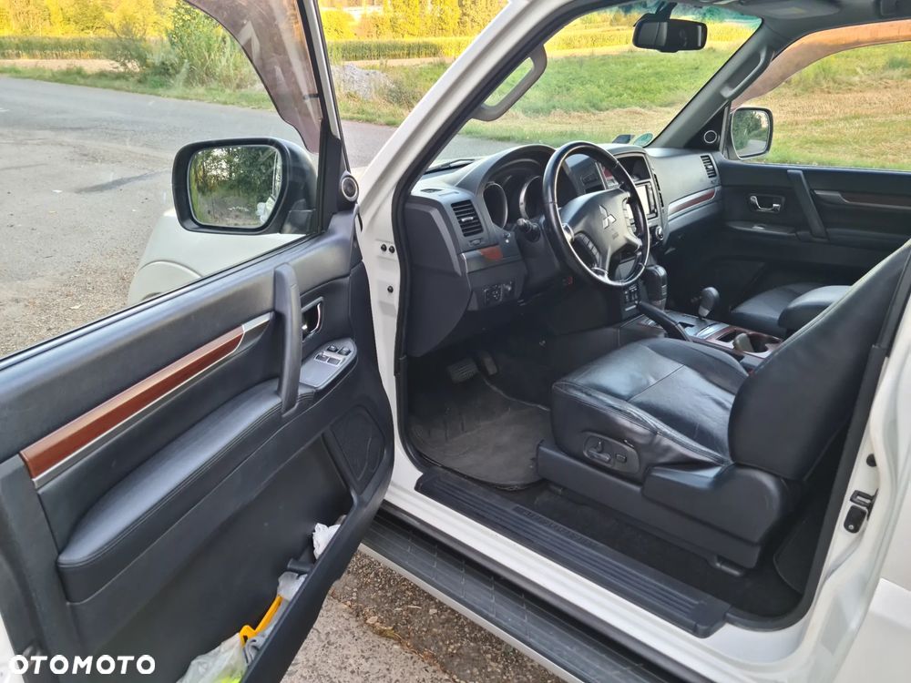 Mitsubishi Pajero - 24