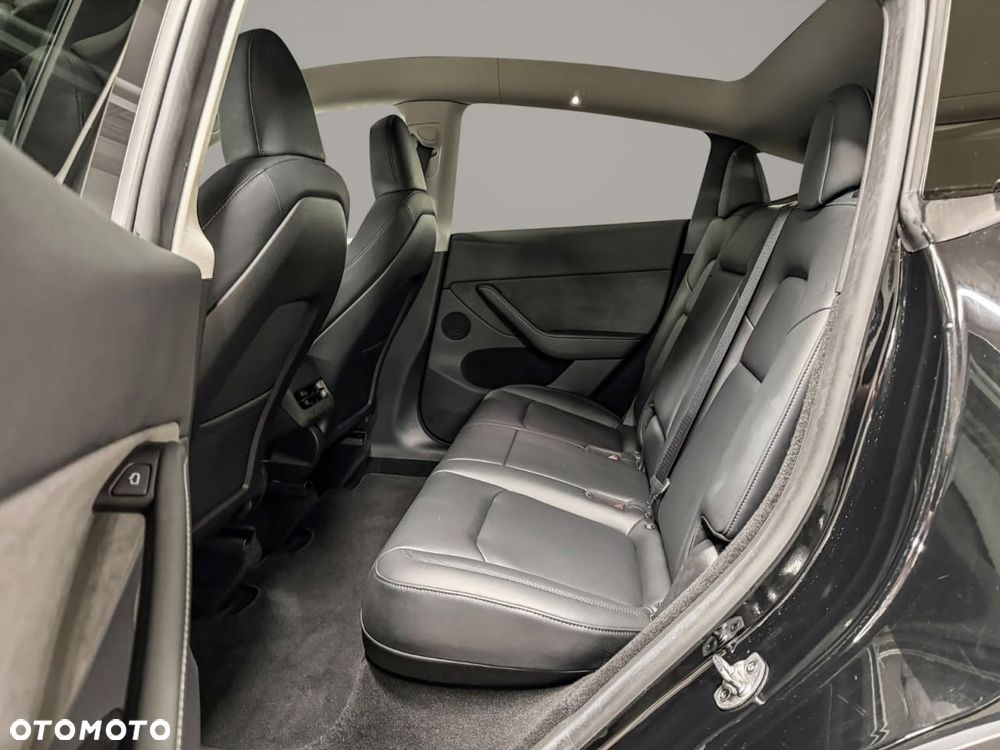 Tesla Model Y Long Range AWD - 22