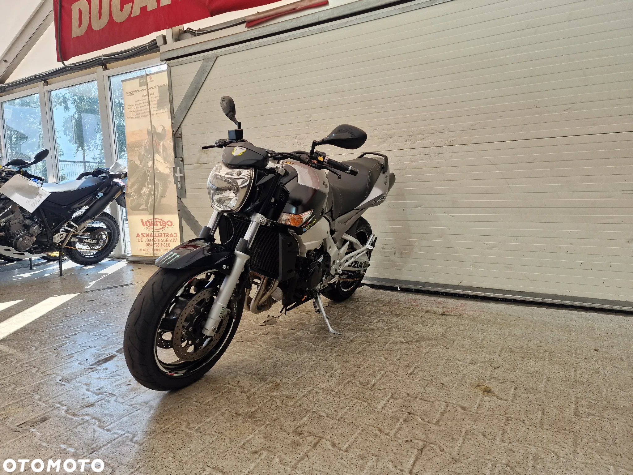 Suzuki GSR - 19