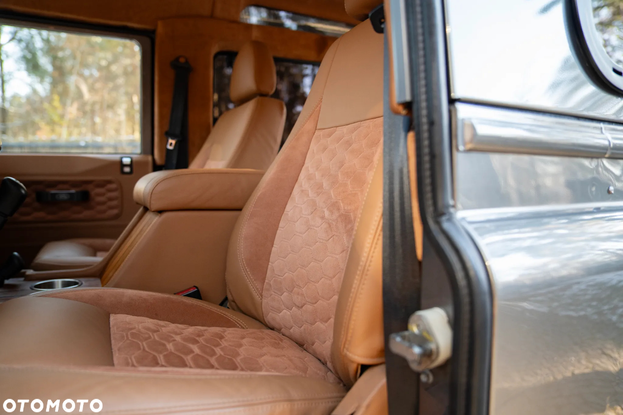 Land Rover Defender - 25