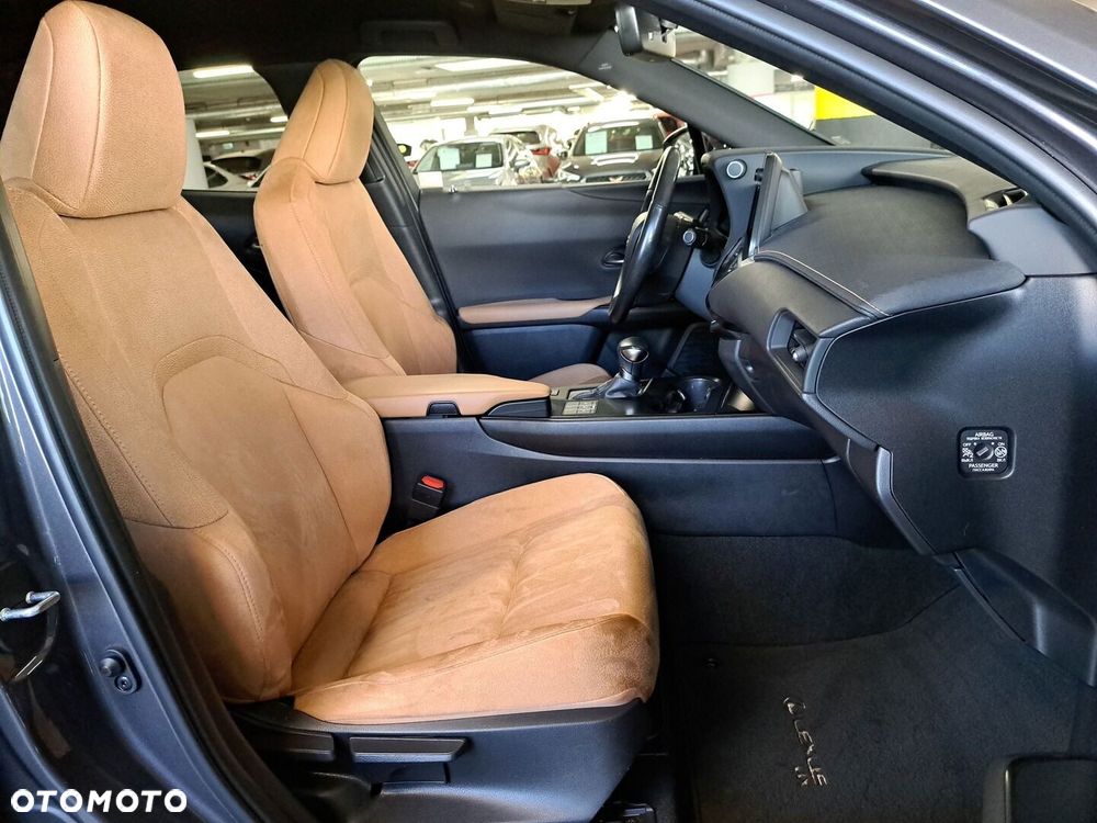 Lexus UX - 16