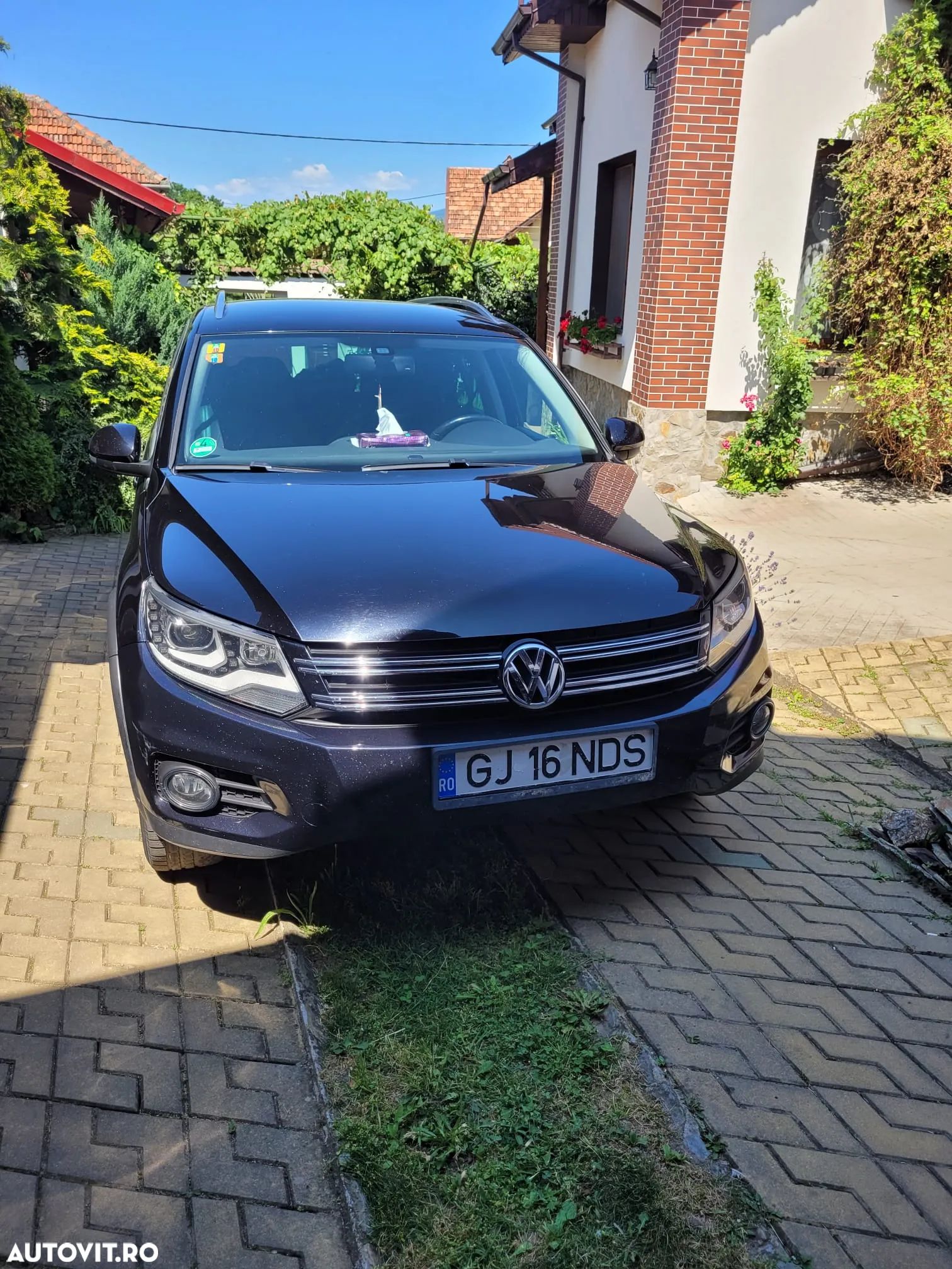 Volkswagen Tiguan - 1