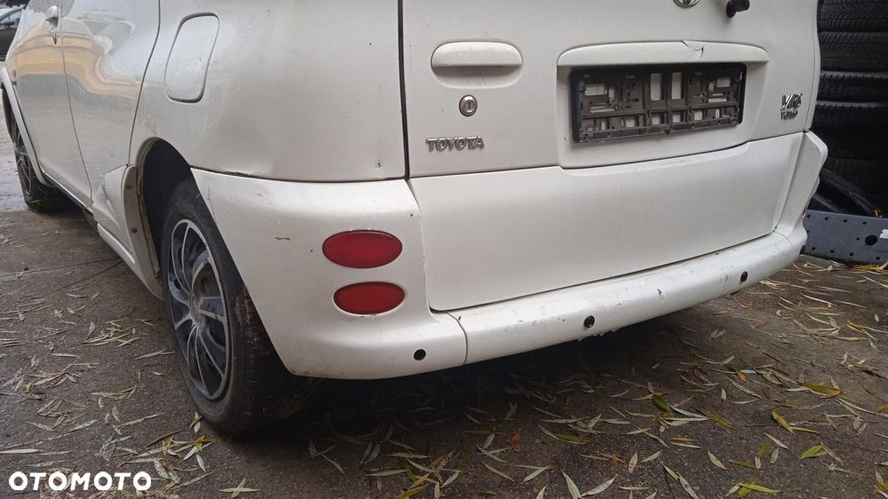 Zderzak tył na czujniki Toyota Yaris Verso 2002 lak. 068 - 1