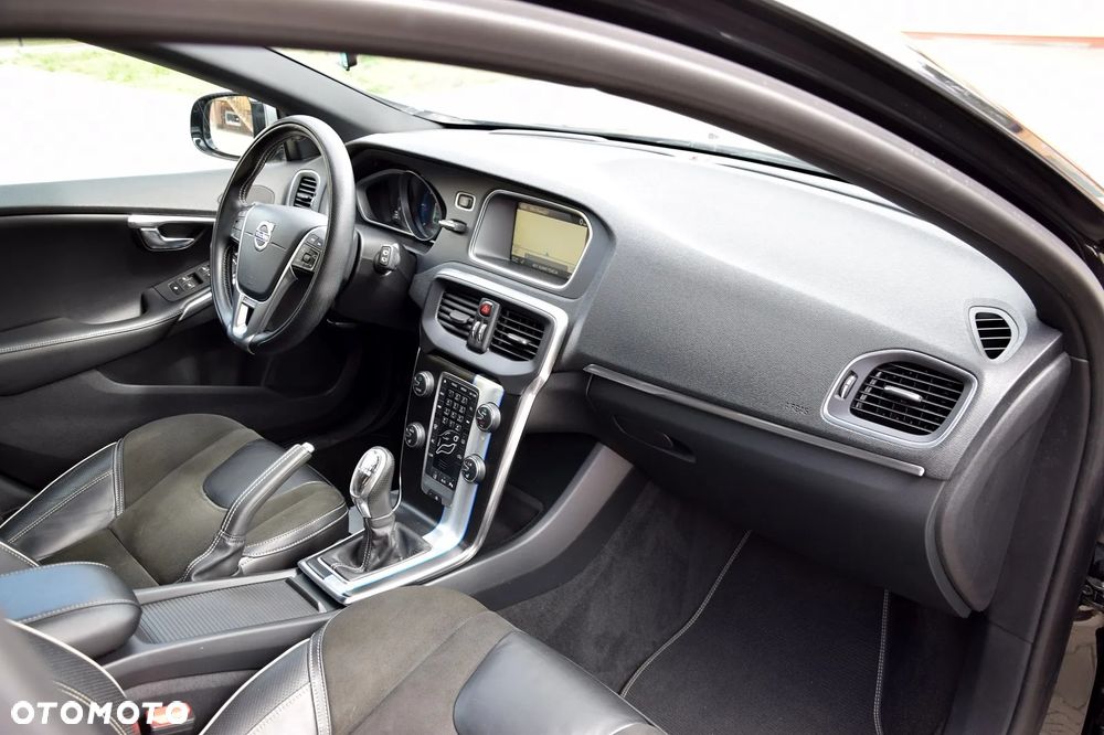 Volvo V40 D4 R Design - 12