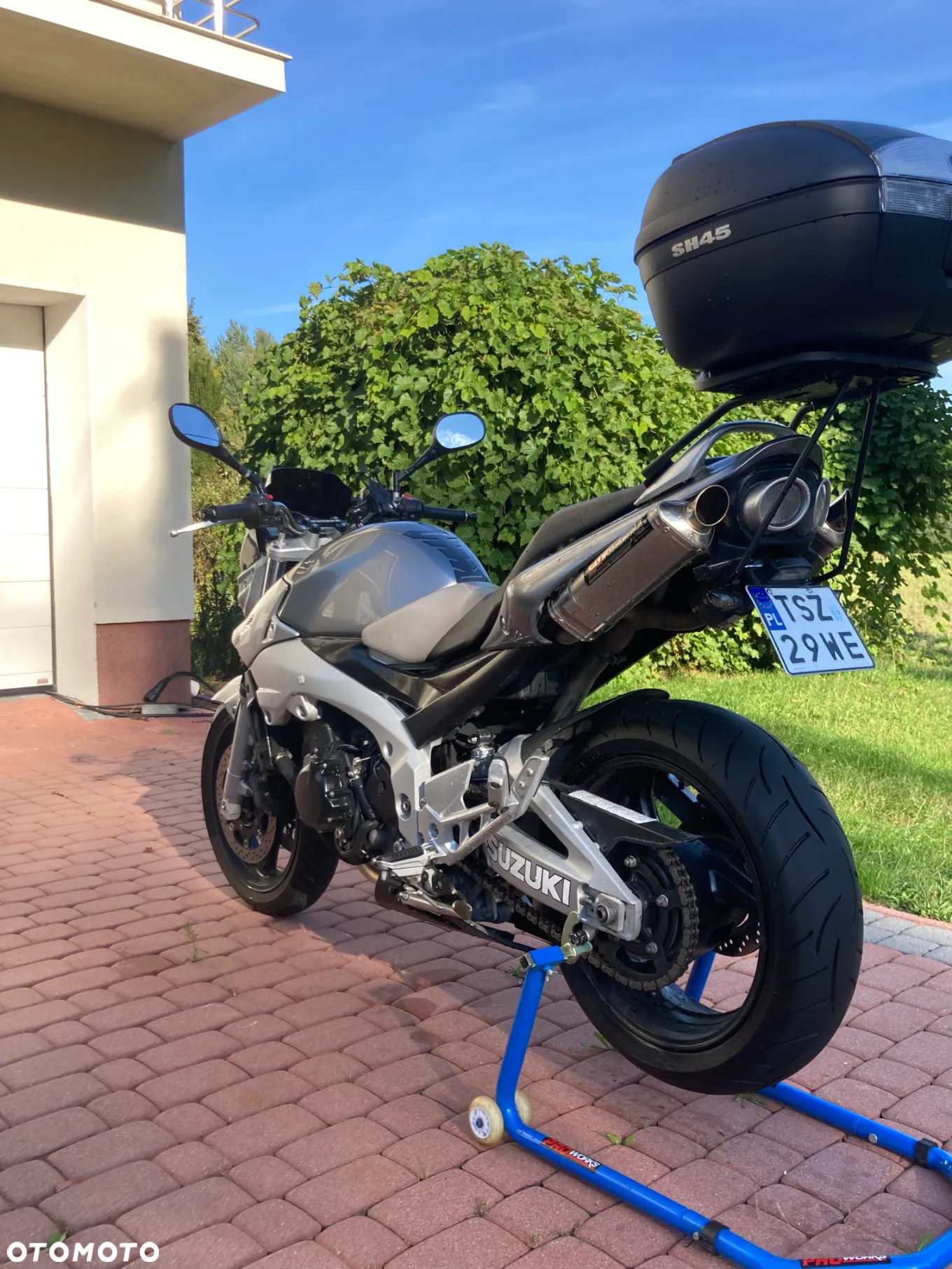 Suzuki GSR - 8