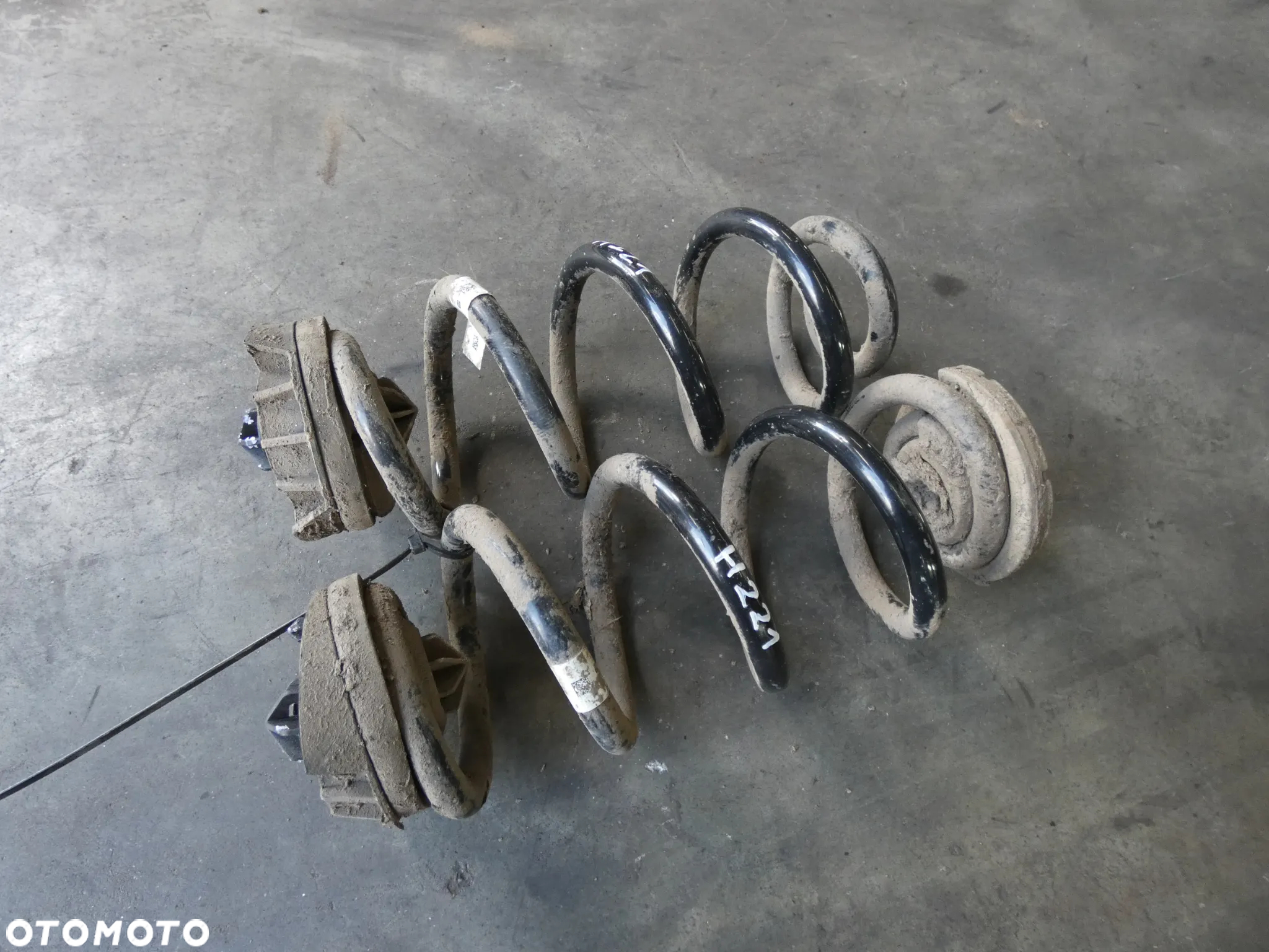 AUDI A4 B9 KOMBI 2.0 SPRĘŻYNY ZAWIESZENIA TYŁ TYLNE KOMPLET 8W0511115 H221 - 2
