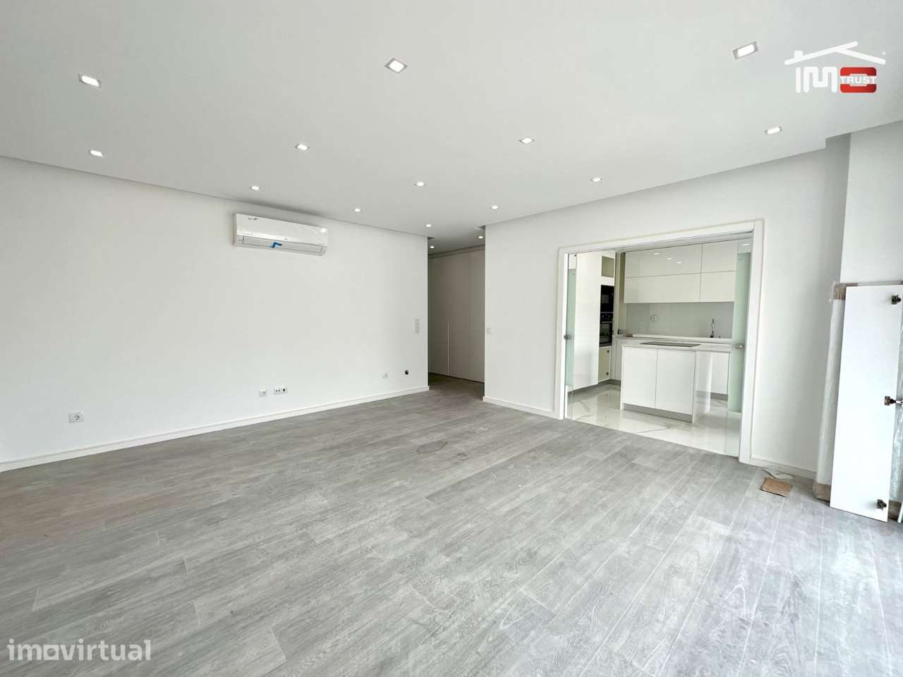 Incrivel Apartamento T3 com Varandas, Garagem e Arrecadação - Grande imagem: 2/36