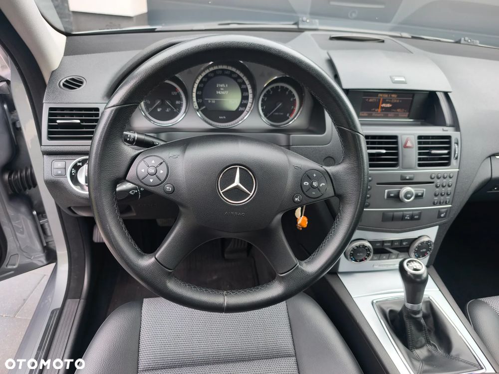 Mercedes-Benz Klasa C 180 CGI BlueEFFICIENCY Avantgarde - 25