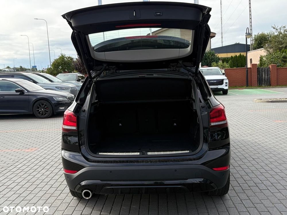 BMW X1 sDrive18i Sport Line - 18