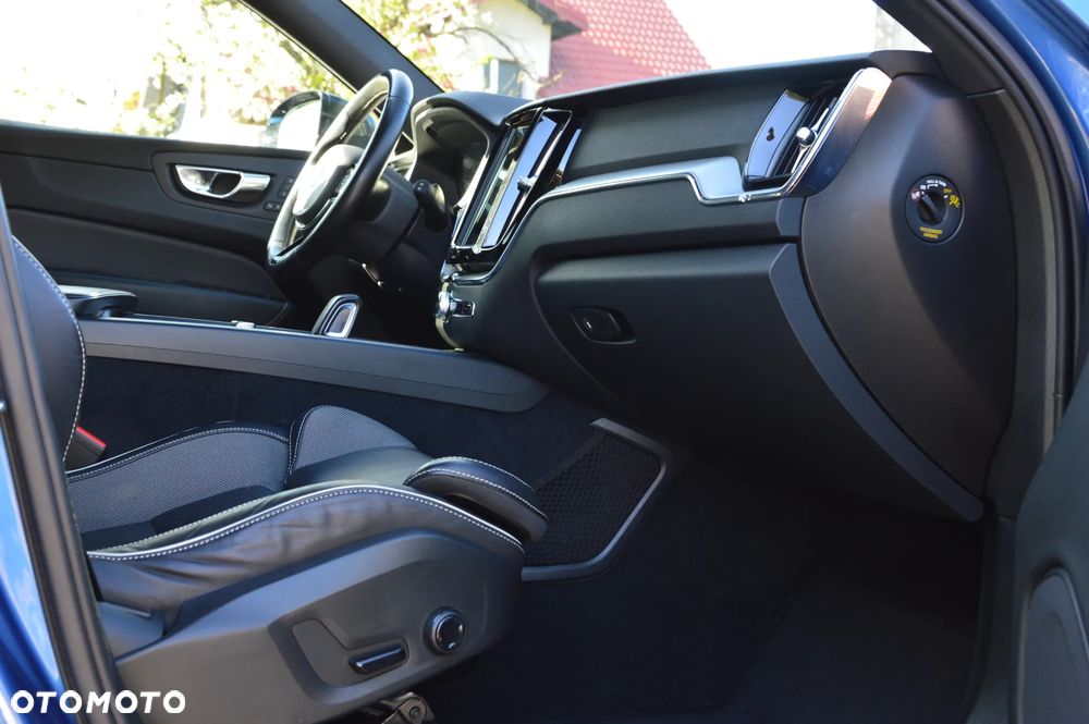 Volvo XC 60 B4 D AWD Ultimate Dark - 17