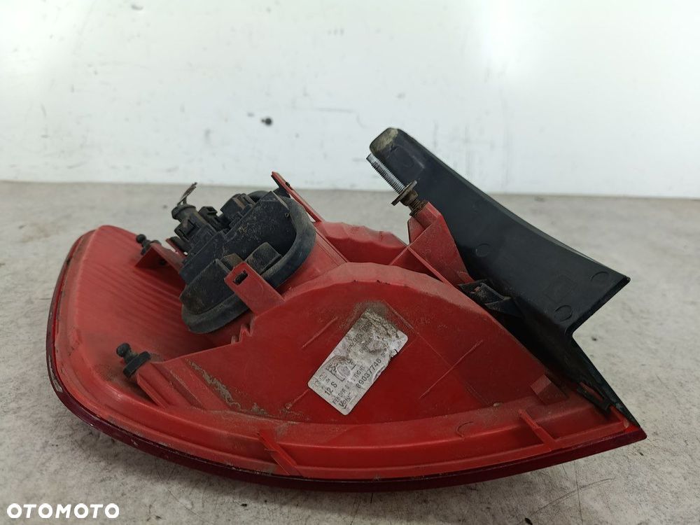 LAMPA TYLNA PRAWA AUDI A6 C6 4F9945096 89037746  VALEO - 8