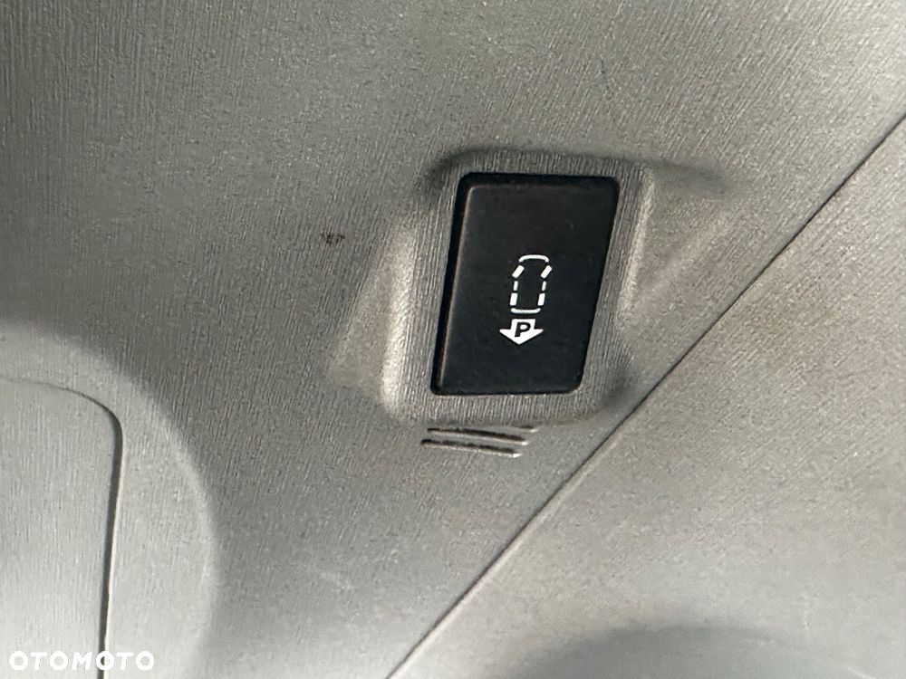 Toyota Prius 1.8 HSD Premium - 30