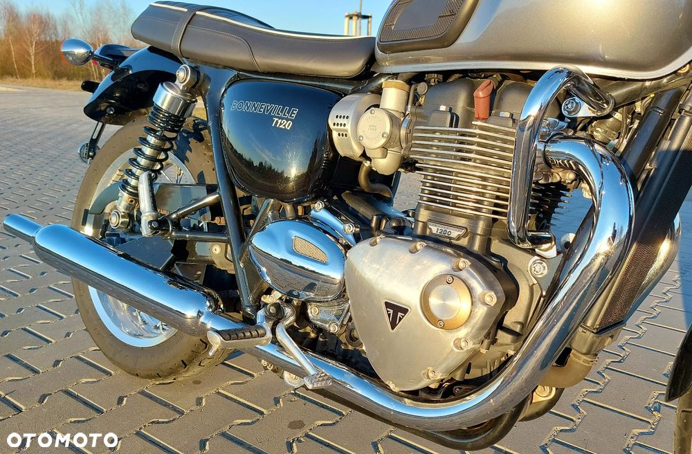 Triumph Bonneville - 16