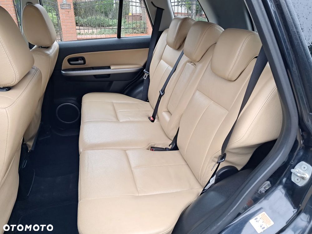 Suzuki Grand Vitara 2.0 Comfort + - 9