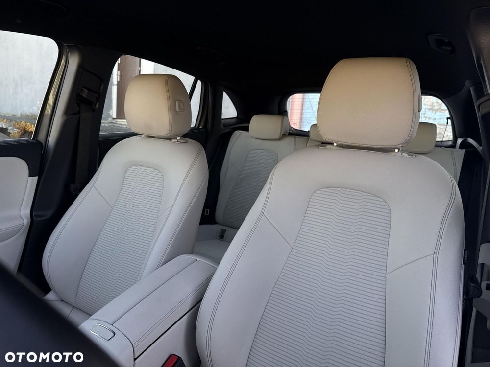 Mercedes-Benz GLA - 12