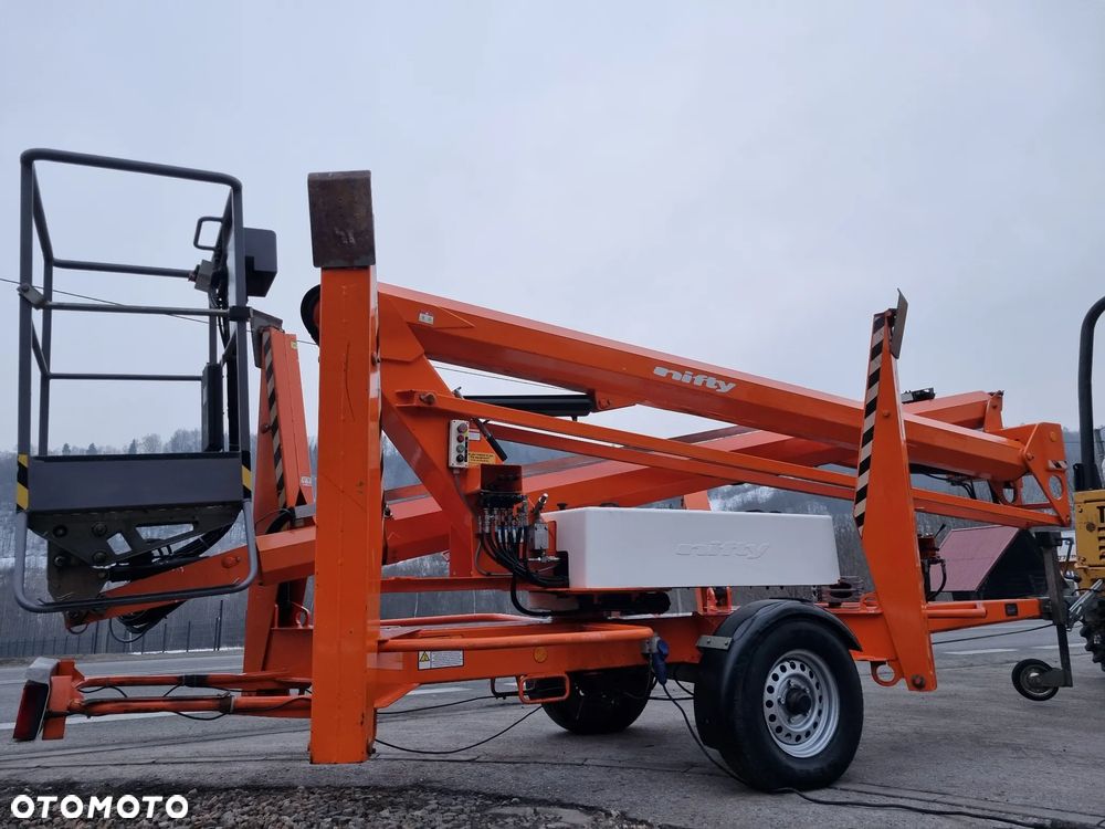 Nifty 170 HAC Zwyżka koszowa 17 metrów Podnośnik. jak Nowa z salonu 2016rok. PRĄD 230v. 4sekcje sterowania na dole Nowy model! Z komuny Norweskiej. Używana była 1 raz do roku. Serwisowana w DEKRA do końca  OKAZJA. Zwyżka Obrotowa. Poziomowanie kosza. Pełna Hydraulika. - 1