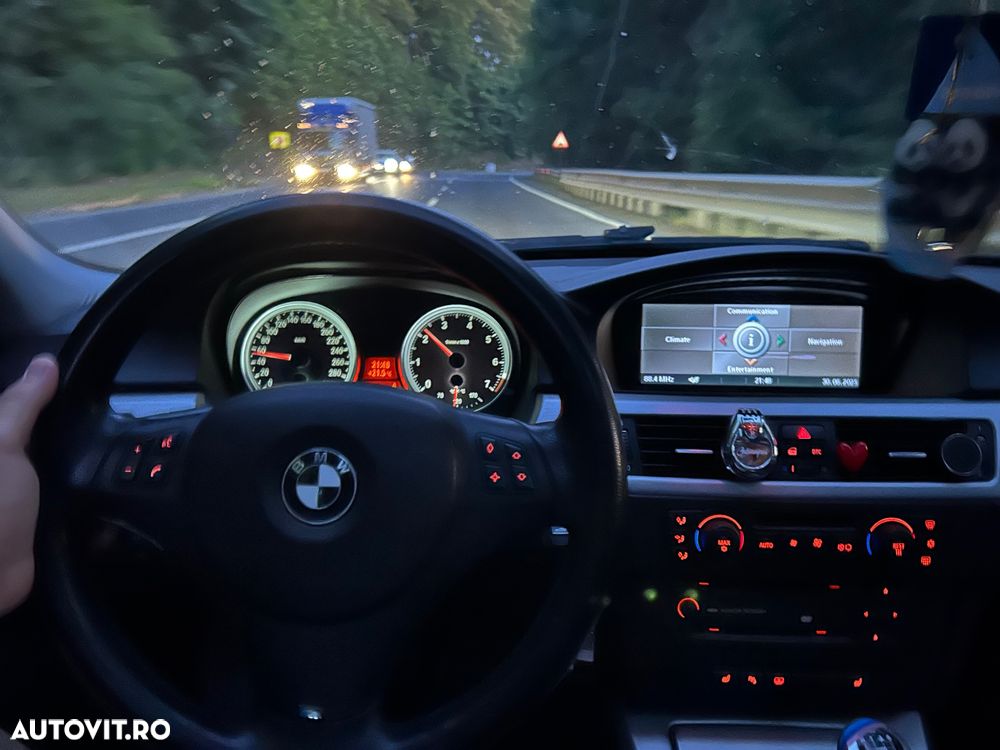 BMW Seria 3 330i - 10