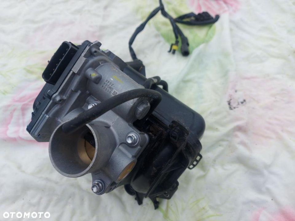 Triumph Trident 660 przepustnica wtryski kolektor - 1