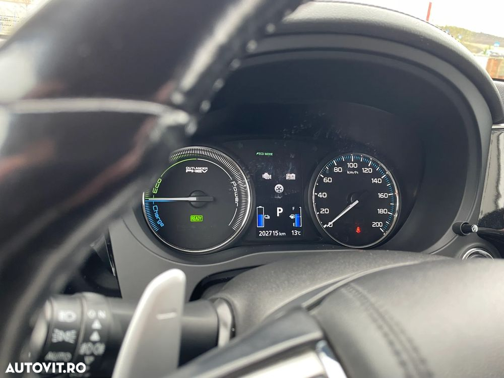 Mitsubishi Outlander 2.0 4WD Plug-In Hybrid Top - 25