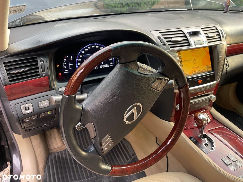 Lexus LS - 10