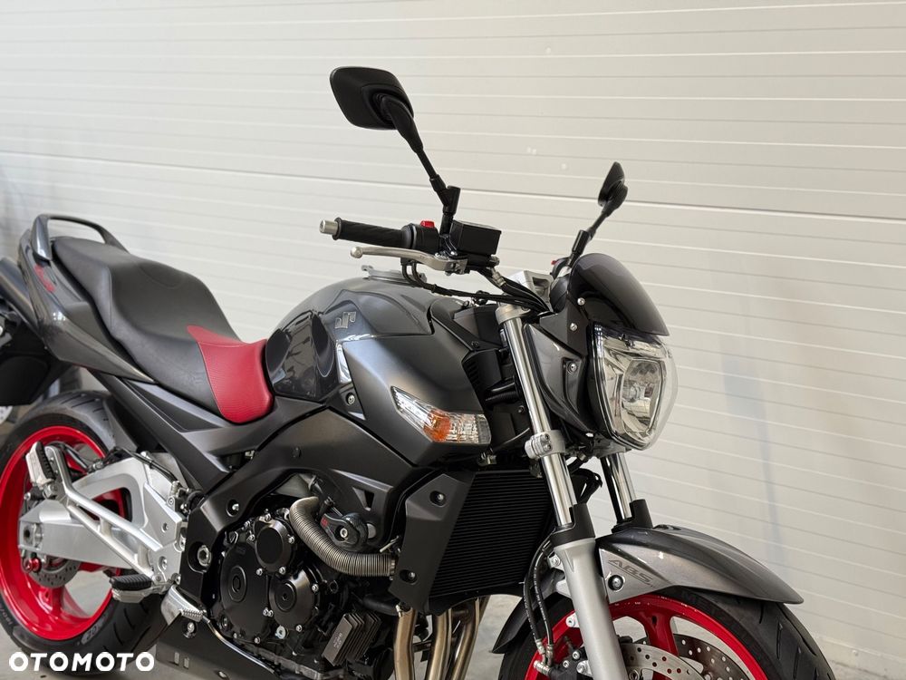 Suzuki GSR - 8