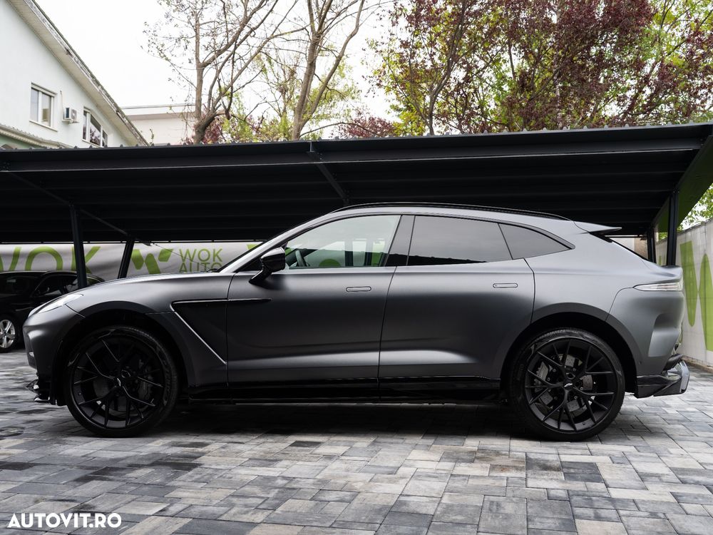 Aston Martin DBX - 8