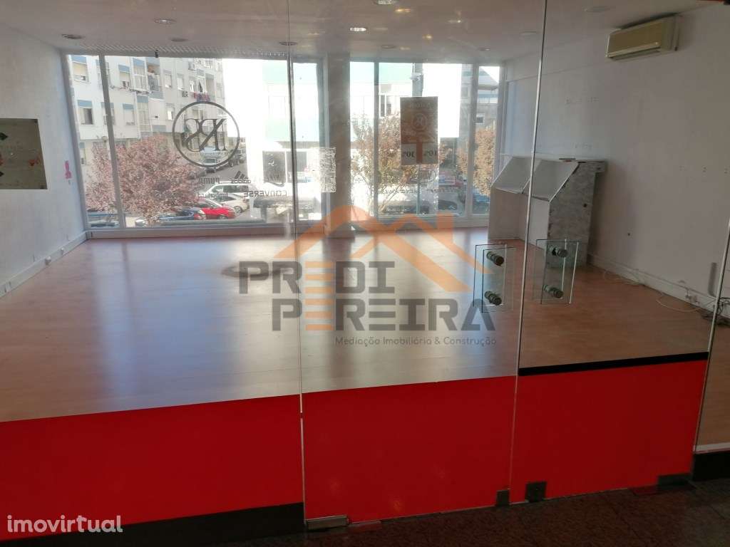 Loja localizada no Centro Comercial Oceano. - Grande imagem: 2/11