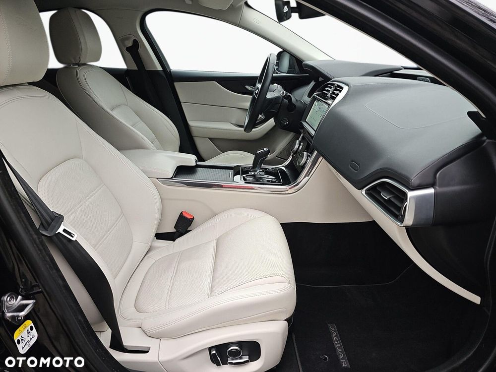 Jaguar XE - 17