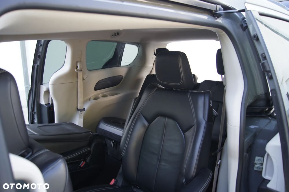 Chrysler Pacifica - 8
