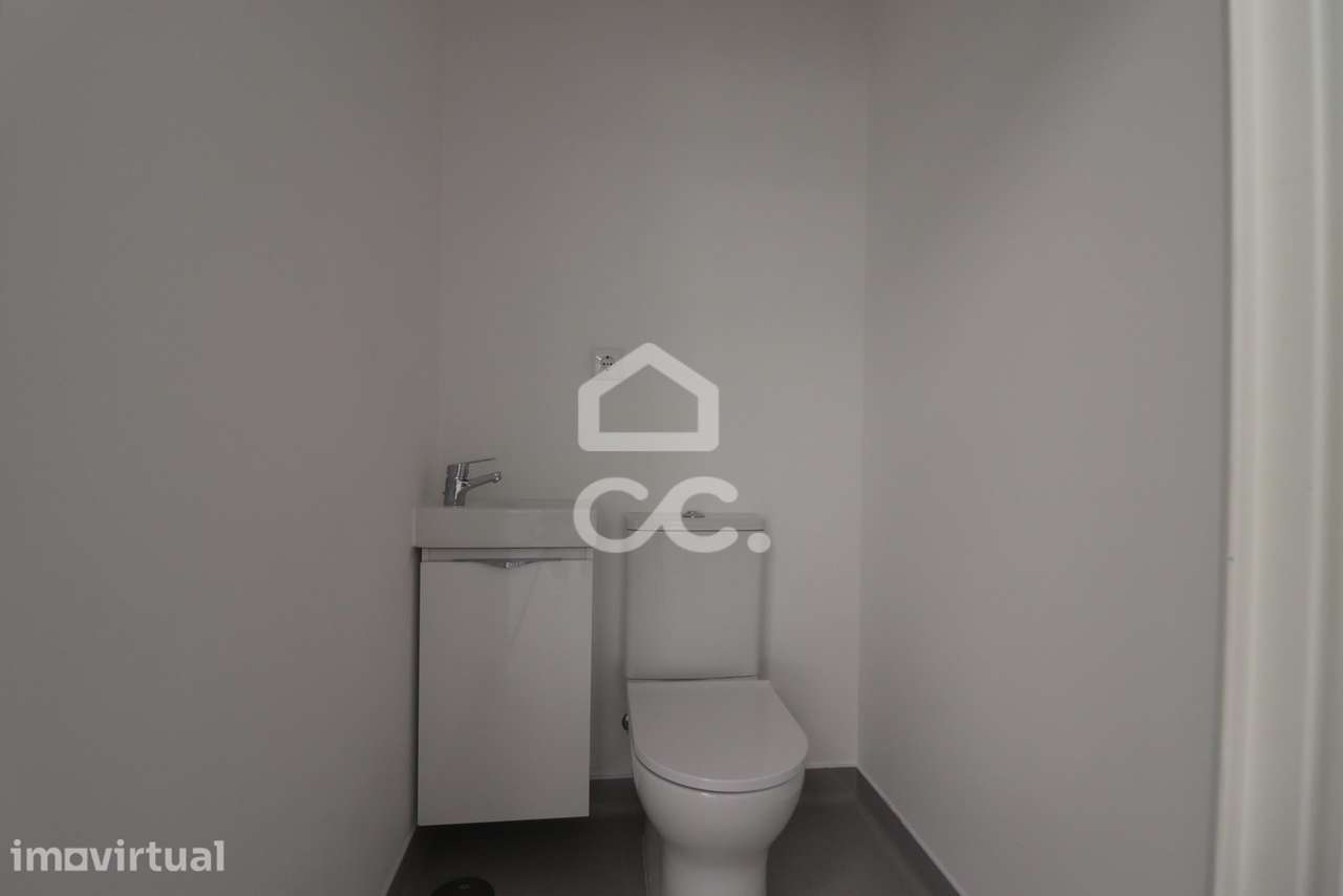 Loja nova, com montras e wc, para arrendamento no centro da Vila do Av - Grande imagem: 4/11