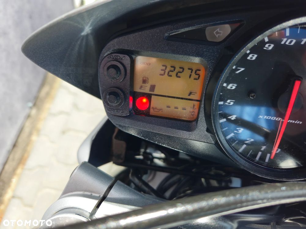 Suzuki GSR - 22