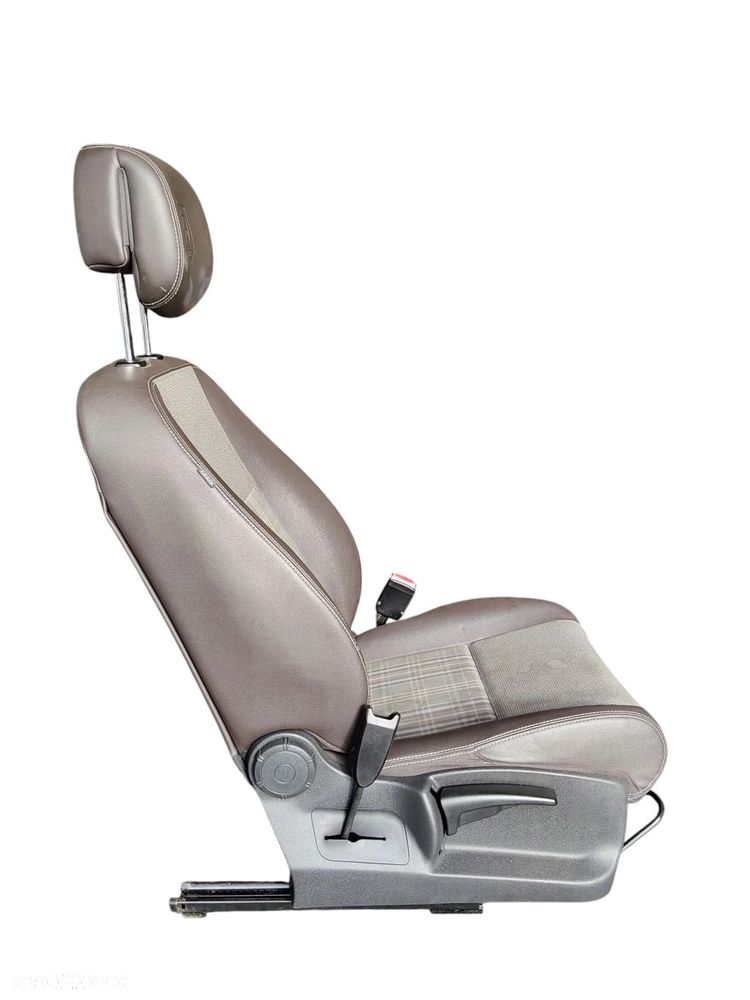 FOTEL PRAWY PRZÓD RENAULT MEGANE III (2008-2011) 1.9 DCI 130KM - 2