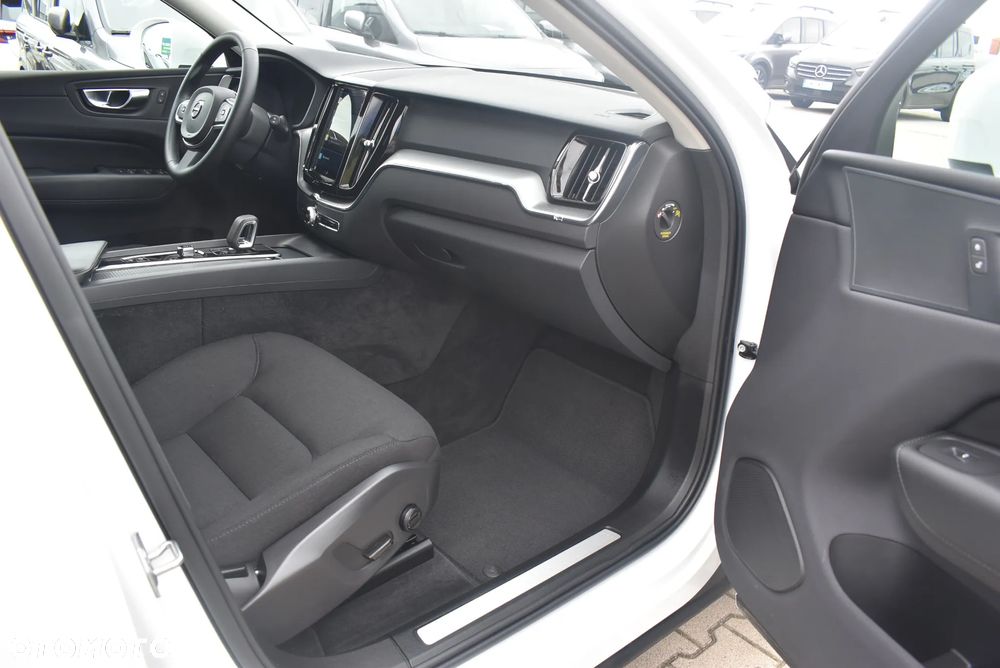 Volvo XC 60 B4 B Momentum Pro - 17