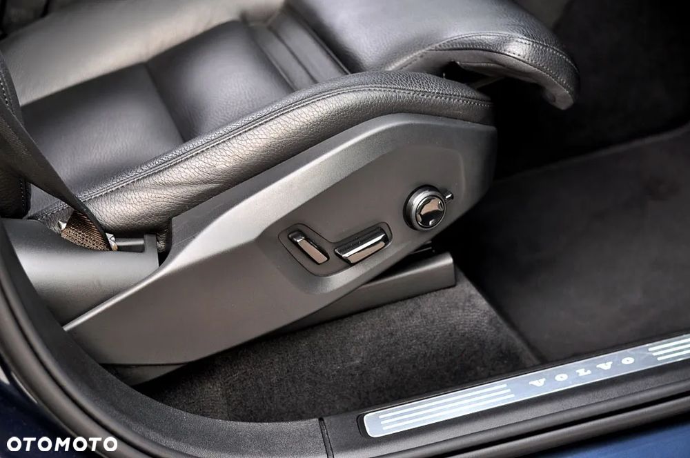 Volvo XC 90 B5 D AWD Geartronic Momentum Pro - 24