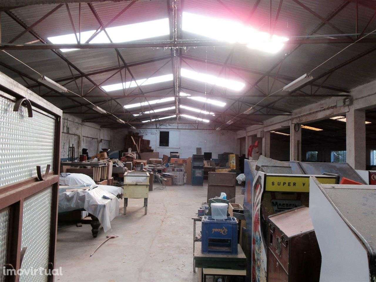 Armazém com Logradouro, no Centro da Cidade - Grande imagem: 3/8