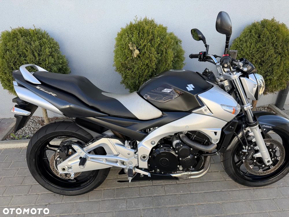 Suzuki GSR - 4