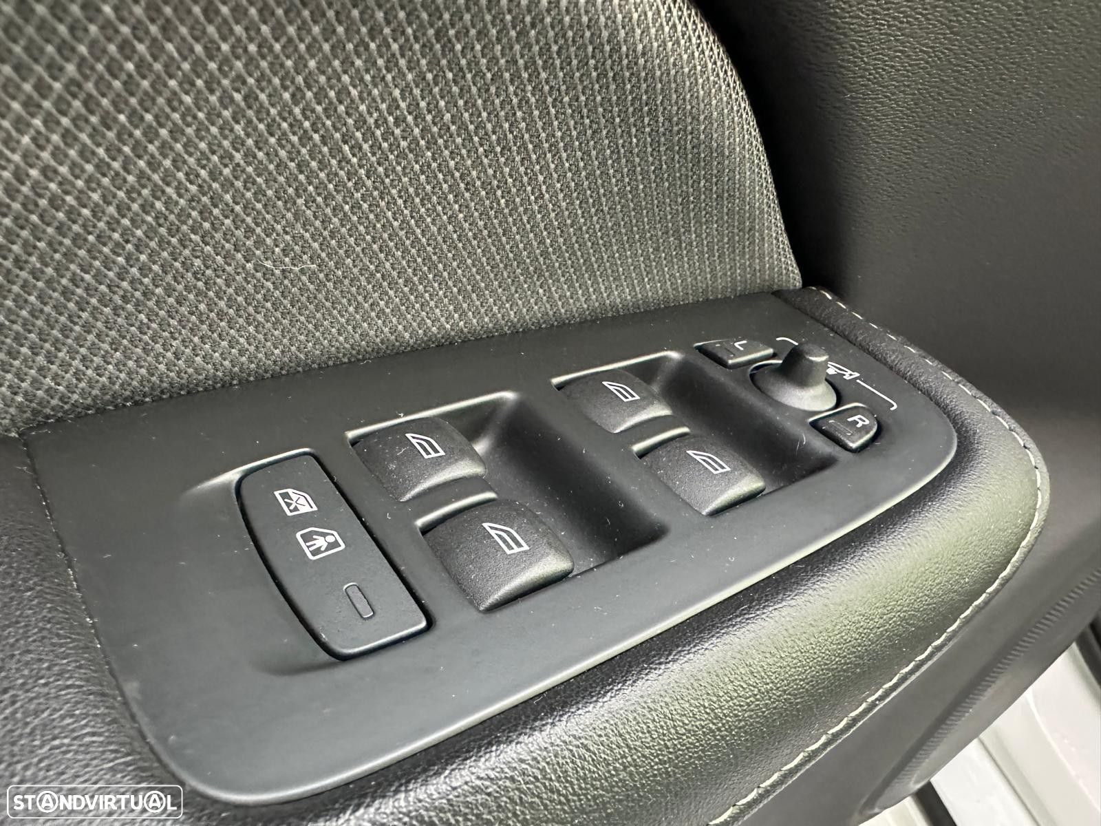 Volvo S60 2.0 T8 PHEV R-Design AWD - 36
