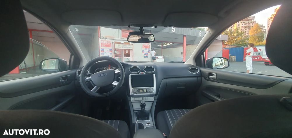 Ford Focus 1.6i Ghia - 10