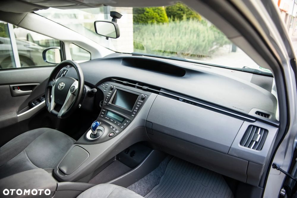 Toyota Prius (Hybrid) Executive - 25